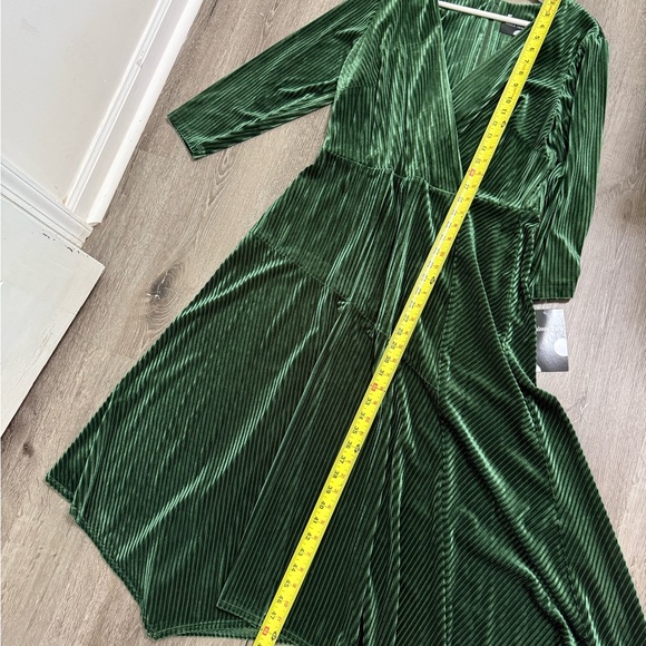 NWT Maison Tara Plus Size V-Neck Faux Wrap Velvet Dress Green Holiday Party 16 - Picture 7 of 12